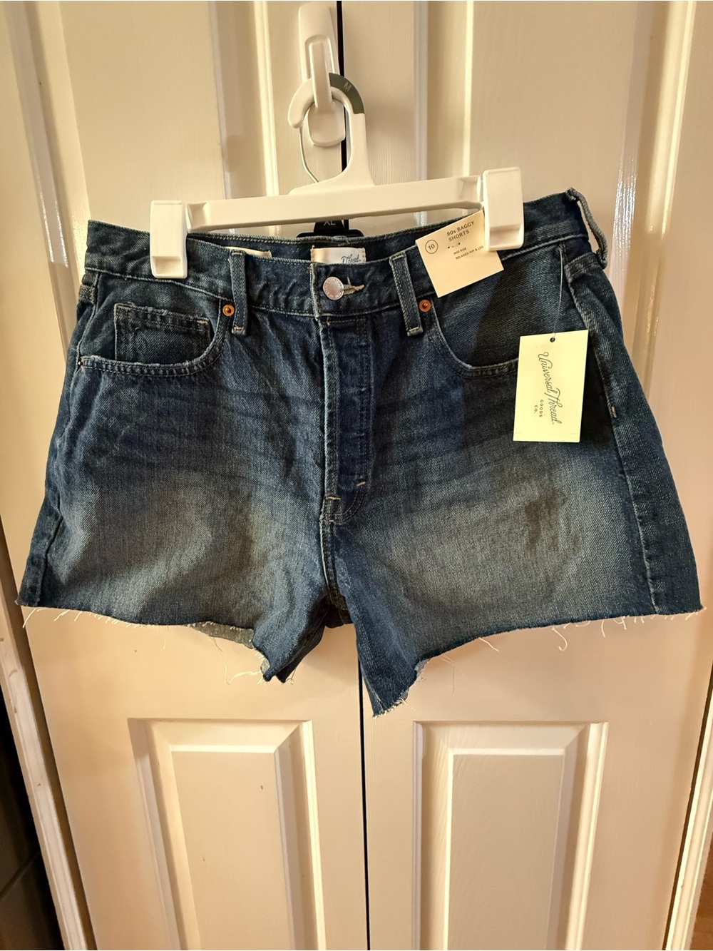 Universal Thread 90s BAGGY SHORTS
MID RISE RELAXED HIP & LEG Size 10